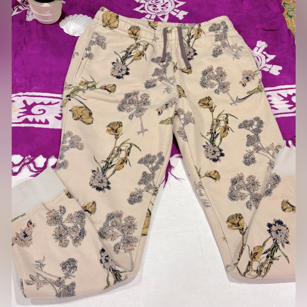 Nike Club Fleece Floral Printed Sweat Pants  woman’s Size S